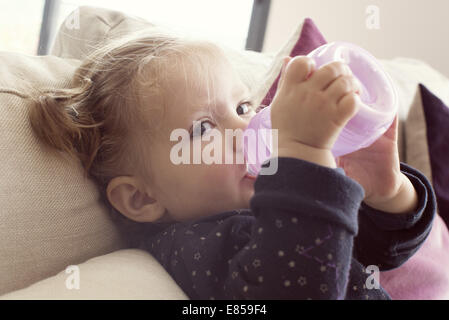 Baby Girl drinking from bottle Banque D'Images