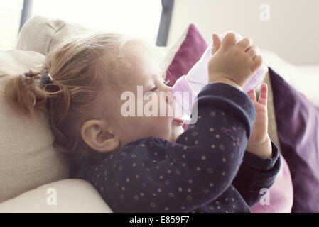 Baby Girl drinking from bottle Banque D'Images