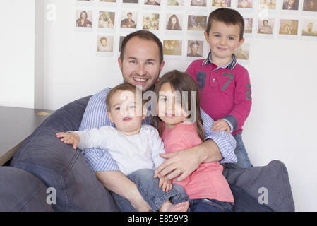 Le père et les enfants, assis sur un canapé, portrait Banque D'Images