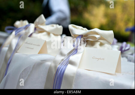 Table de mariage avec des sacs de confettis Banque D'Images