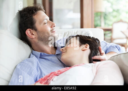 Sieste couple ensemble sur canapé Banque D'Images