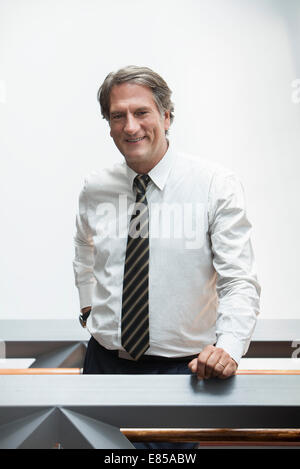 Businessman smiling, portrait Banque D'Images