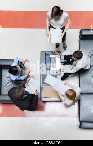 Les cadres de réunion, overhead view Banque D'Images