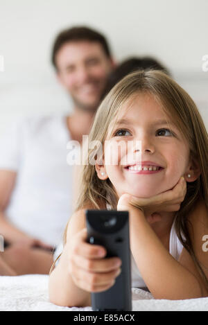 Little girl holding remote control Banque D'Images