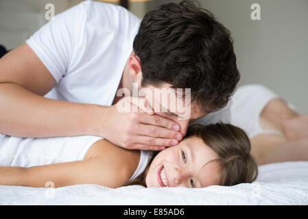 Jeune fille au père whispering Banque D'Images