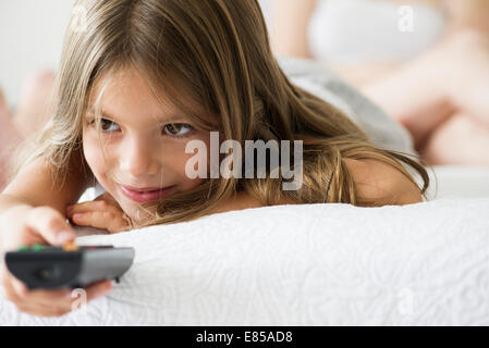 Little girl holding remote control Banque D'Images