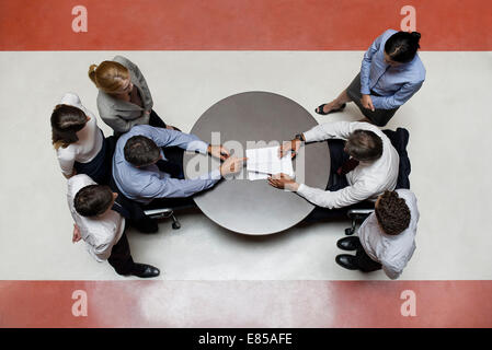 Le personnel de soutien d'affaires flanquée de négocier contrat Banque D'Images