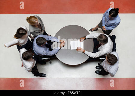 Le personnel de soutien d'affaires flanquée de négocier contrat Banque D'Images
