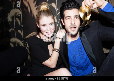 Young couple at night club Banque D'Images