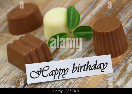 Joyeux anniversaire carte avec chocolats assortis Banque D'Images