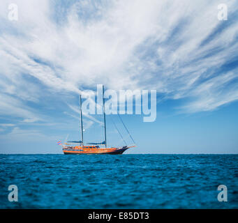 Un vieux bateau en bois en haute mer Banque D'Images