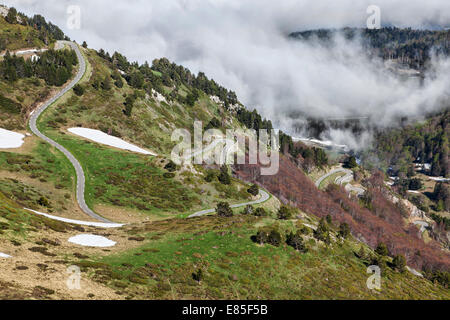 Des images de la route au Col de Pailheres (2001 m) situé dans les montagnes des Pyrénées Banque D'Images