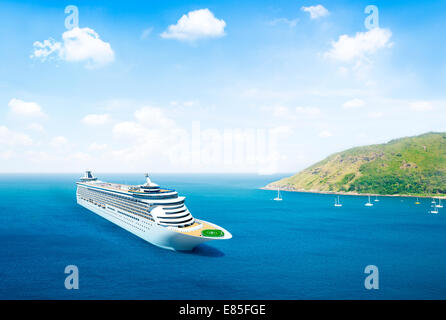 Vue panoramique sur la mer et de la terre avec bateau de croisière sur le côté. Banque D'Images