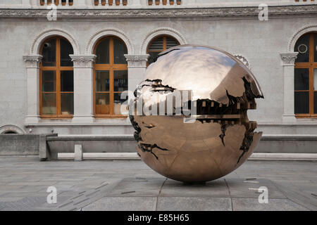 L'intérieur de la sphère sphère par Pomodoro, Berkeley Library, l'université Trinity College Dublin ; Banque D'Images