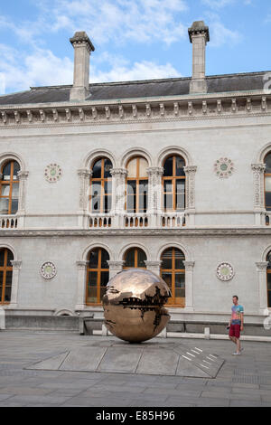 L'intérieur de la sphère sphère par Pomodoro, Berkeley Library, l'université Trinity College Dublin ; Banque D'Images