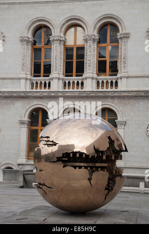 L'intérieur de la sphère sphère par Pomodoro, Berkeley Library, l'université Trinity College Dublin ; Banque D'Images