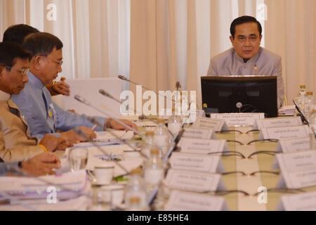 Bangkok, Thaïlande. 1 octobre, 2014. Le premier ministre Prayuth Chan-ocha (R) s'exprime à la Petites et Moyennes Entreprises Comité de politique à l'Hôtel du Gouvernement à Bangkok, Thaïlande, 1 octobre, 2014. Le gouvernement crédit maison/Xinhua/Alamy Live News Banque D'Images