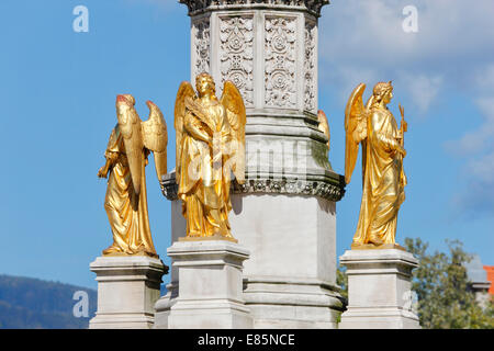 Sculpture de Zagreb anges d'or en face de cathédrale Banque D'Images