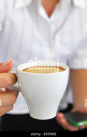 Femme tenant une tasse de café Banque D'Images