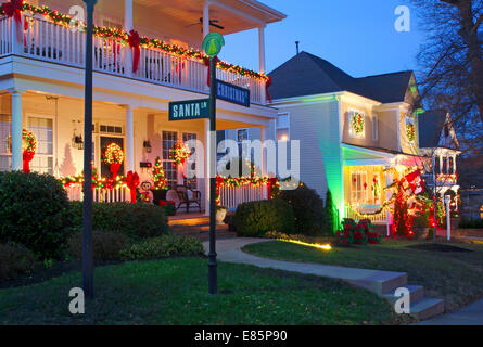 Ces traditionnelles maisons de style victorien, dans une ville ou village de Noël sont joliment décorées pour les Fêtes. Banque D'Images