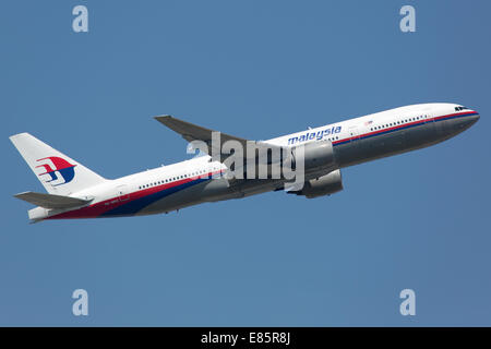 Francfort, Allemagne - 19 juin 2013 : Un Malaysia Airlines Boeing 777-200 avec l'enregistrement 9M-MRG décolle à l'air de Francfort Banque D'Images