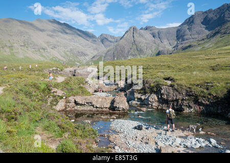 Les personnes bénéficiant de la Fée dans les montagnes Cuillin sur l'île de Skye Ecosse en été Banque D'Images