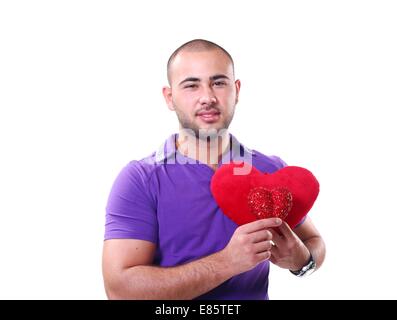 Homme latino forte de 20 à 25 ans en forme de coeur en studio sur fond blanc Banque D'Images