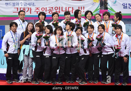 Incheon, Corée du Sud. 1 octobre, 2014. Les joueurs médaillés d'argent du Japon présentent sur le podium lors de la cérémonie de la concours de handball lors de la 17ème Jeux Asiatiques à Incheon, Corée du Sud, le 1er octobre 2014. © Ye Pingfan/Xinhua/Alamy Live News Banque D'Images