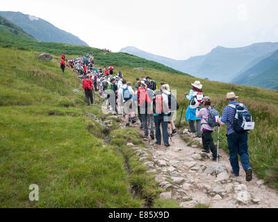 Le chemin touristique jusqu'à Ben Nevis encombrée de marcheurs, Ecosse UK Banque D'Images