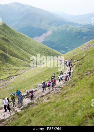 Le chemin touristique jusqu'à Ben Nevis encombrée de marcheurs, Ecosse UK Banque D'Images