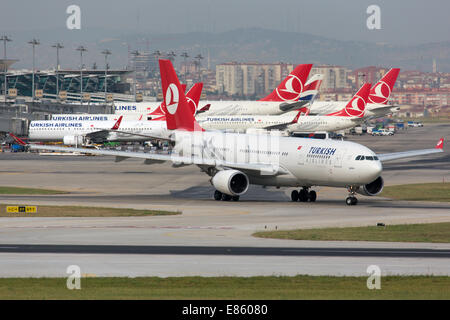 Istanbul, Turquie - le 28 mai 2014 : Un Turkish Airlines Airbus A330-200 avec l'enregistrement TC-JNC taxis à Inter Istanbul Ataturk Banque D'Images