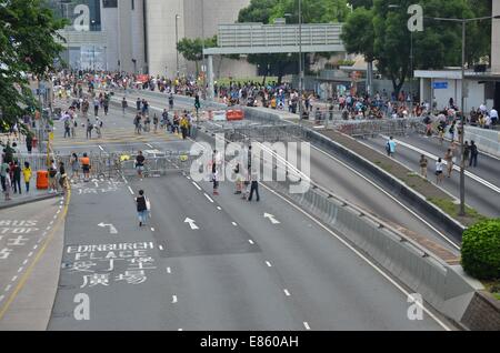 Le mercredi 1er octobre 2014, un jour férié pour marquer le 65e anniversaire de la fondation de la République populaire de Chine, des milliers de jeunes participent à la quatrième journée de la manifestation pro-démocratie connu comme 'Central' OCCUPER, bloquer la circulation sur les routes principales dans le centre-ville de Hong Kong. L'ambiance continue d'être calme et non-violent, alors que trois jours plus tôt, des manifestants devant les gaz lacrymogènes et du poivre de cayenne à partir de la police en tenue anti-émeute complète. Credit : Stefan Irvine/Alamy Live News Banque D'Images