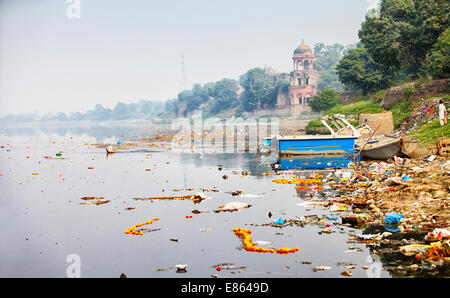 Banque du fleuve Yamuna près du Taj Mahal. L'Inde, Agra Banque D'Images