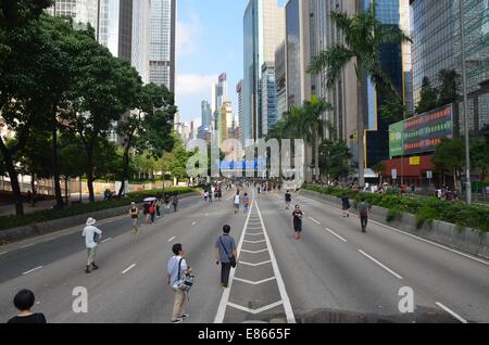 Hong Kong. 1er octobre 2014. Le mercredi 1er octobre 2014, un jour férié pour marquer le 65e anniversaire de la fondation de la République populaire de Chine, une autoroute est effacée de l'habitude des embouteillages, comme des milliers de jeunes participent à la quatrième journée de la manifestation pro-démocratie connu comme 'Central' OCCUPER, bloquer la circulation sur les routes principales dans le centre-ville de Hong Kong. L'ambiance continue d'être calme et non-violent, alors que trois jours plus tôt, des manifestants devant les gaz lacrymogènes et du poivre de cayenne à partir de la police en tenue anti-émeute complète. Credit : Stefan Irvine/Alamy Live News Banque D'Images