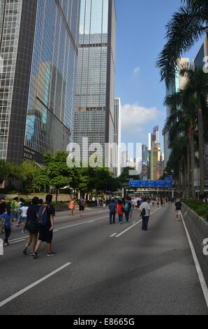 Hong Kong. 1er octobre 2014. Le mercredi 1er octobre 2014, un jour férié pour marquer le 65e anniversaire de la fondation de la République populaire de Chine, une autoroute est effacée de l'habitude des embouteillages, comme des milliers de jeunes participent à la quatrième journée de la manifestation pro-démocratie connu comme 'Central' OCCUPER, bloquer la circulation sur les routes principales dans le centre-ville de Hong Kong. L'ambiance continue d'être calme et non-violent, alors que trois jours plus tôt, des manifestants devant les gaz lacrymogènes et du poivre de cayenne à partir de la police en tenue anti-émeute complète. Credit : Stefan Irvine/Alamy Live News Banque D'Images