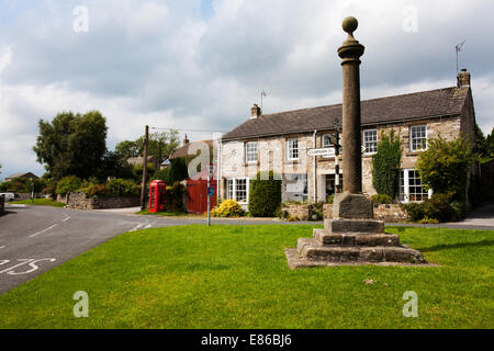 Croix du marché dans le village de Austwick dans Crummack Dale Yorkshire Dales England Banque D'Images