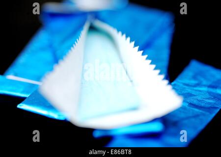 Les chewing-gums sur fond noir Banque D'Images