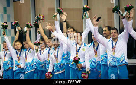 Incheon, Corée du Sud. 1 octobre, 2014. Les joueurs médaillés d'or du Kazakhstan posent au cours de la cérémonie de la Men's water-polo concours à la 17e Jeux asiatiques à Incheon, Corée du Sud, le 1er octobre 2014. Credit : Fei Maohua/Xinhua/Alamy Live News Banque D'Images