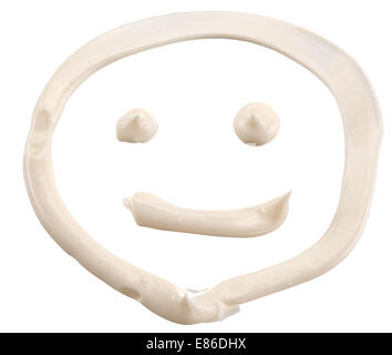 Smiley fait de la mayonnaise. Isolé sur un fond blanc. Banque D'Images