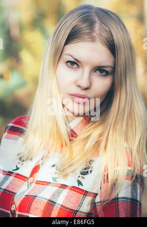Face Portrait jeune femme blonde Hair Style de vie en plein air avec automne nature sur l'arrière-plan Banque D'Images