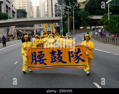 Hong Kong. 1er octobre 2014. procession dans Wan Chai & Amirauté,des slogans contre le Parti communiste pour divers crimes y compris la liberté de parole. Credit : Boaz Rottem/Alamy Live News Banque D'Images