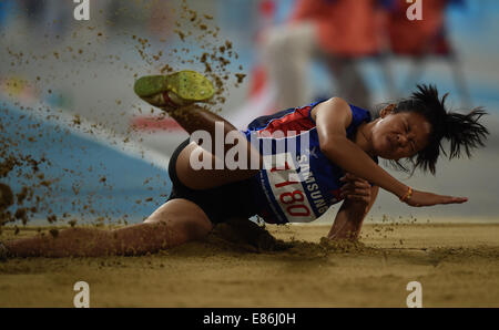 Incheon, Corée du Sud. 1 octobre, 2014. Laenly Phoutthavong du Laos au cours de la concurrence du triple saut femmes match final de l'athlétisme à la 17e Jeux asiatiques à Incheon, Corée du Sud, le 1er octobre 2014. Credit : Xie Haining/Xinhua/Alamy Live News Banque D'Images