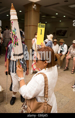 Egypte, Louxor, Temple de Karnak les touristes sur Swan Hellenic cruise ship tour guide holding numéro 1 Banque D'Images