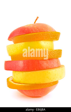 Morceaux de fruits frais isolé sur fond blanc. Banque D'Images
