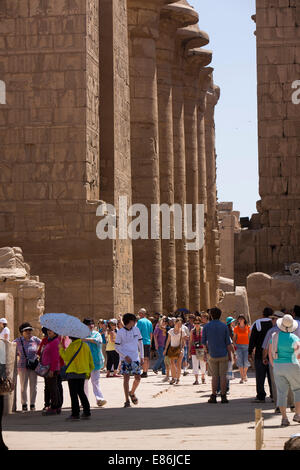 Egypte, Louxor, Temple de Karnak, les touristes en salle hypostyle Banque D'Images