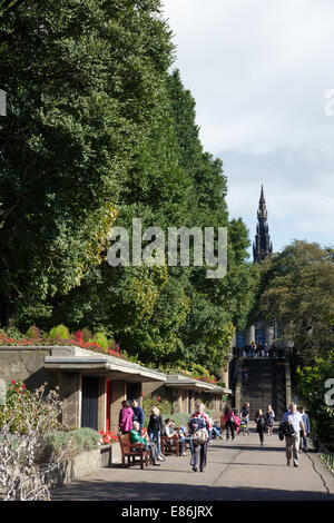 Princes Street Gardens, Édimbourg, Écosse. Scott Monument à l'arrière-plan. Banque D'Images