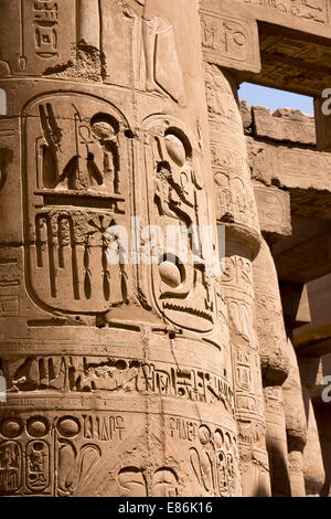 Egypte, Louxor, Temple de Karnak, salle hypostyle, hiéroglyphes sur pilier Banque D'Images