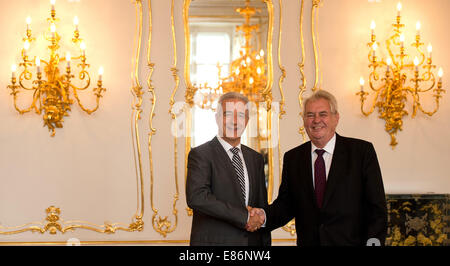 Prague, République tchèque. 06Th Oct, 2014. Le ministre-président de Saxe Stanislaw Tillich (L - CDU) un président de la République tchèque Milos Zeman, rencontrez dans un château à Prague, République tchèque, 01 octobre 2014. La réunion est censée favoriser l'échange d'opinions et de développer les bonnes relations au pays voisin. PHOTO : ARNO BURGI/DPA/Alamy Live News Banque D'Images