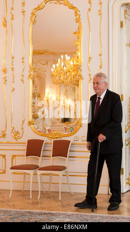 Prague, République tchèque. 06Th Oct, 2014. Le président de la République tchèque, Milos Zeman, arrive pour une réunion avec le ministre-président de Saxe Stanislaw Tillich dans un château à Prague, République tchèque, 01 octobre 2014. La réunion est censée favoriser l'échange d'opinions et de développer les bonnes relations au pays voisin. PHOTO : ARNO BURGI/DPA/Alamy Live News Banque D'Images