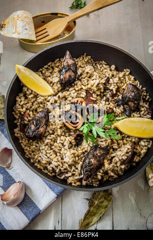 Le riz avec la sauce d'encre de calmar sur pan Banque D'Images